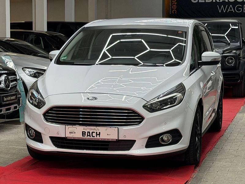 Gebraucht Ford S-MAX Titanium 179 PS (131 kW) 2018 Weiß Van / Kleinbus