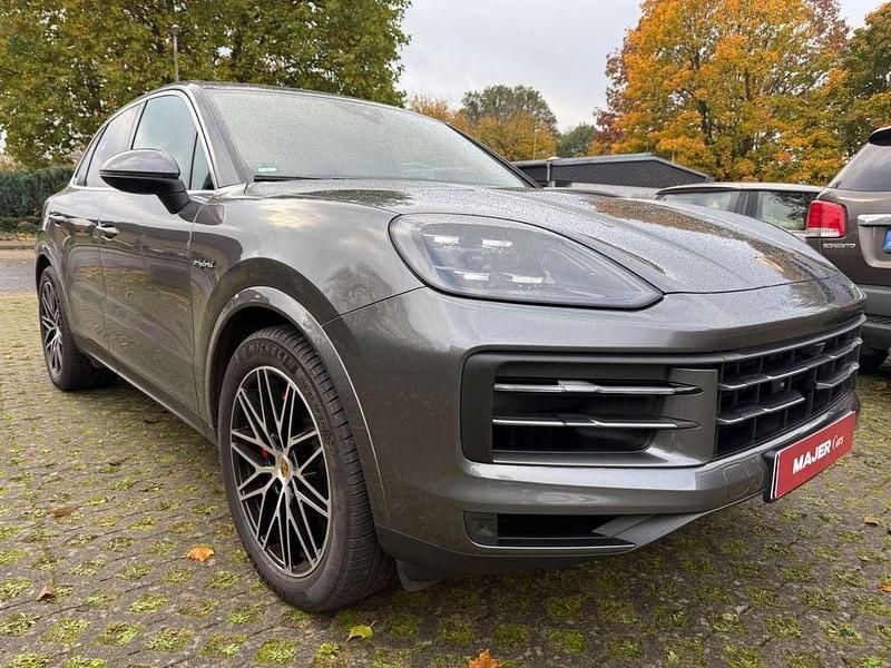 Grau Gebraucht 2024 Porsche Cayenne S E-Hybrid SUV | 89.890 € (Superpreis) - Bild 1/3