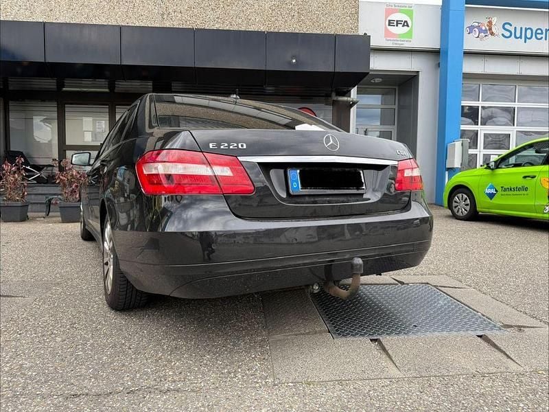 Second-hand Mercedes E220 170 CP (125 kW) 2009 Negru Berlinǎ