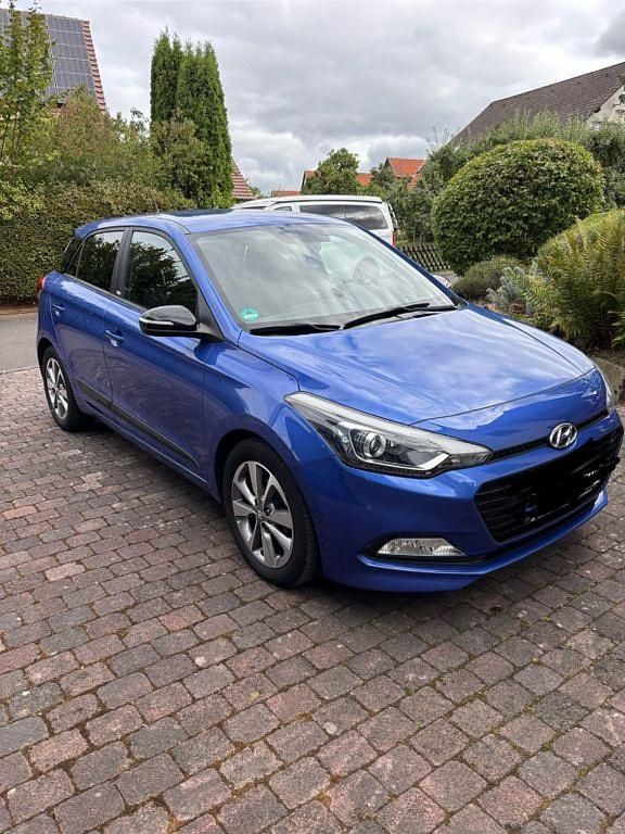 Blau Gebraucht 2018 Hyundai i20 Passion Plus Limousine | 9.400 € (Fairer Preis) - Bild 1/4