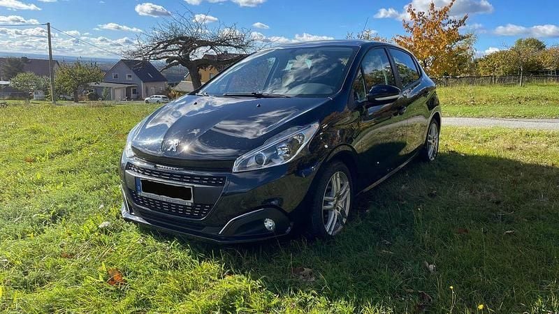 Gebraucht Peugeot 208 Allure 82 PS (60 kW) 2017 Schwarz Kleinwagen