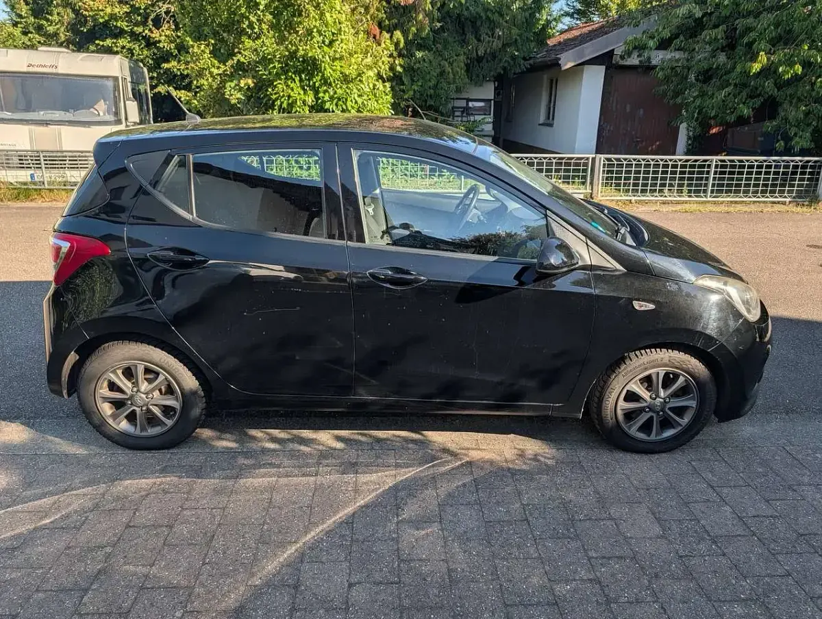 Gebraucht Hyundai i10 Edition 87 PS (63 kW) 2015 Schwarz Kleinwagen