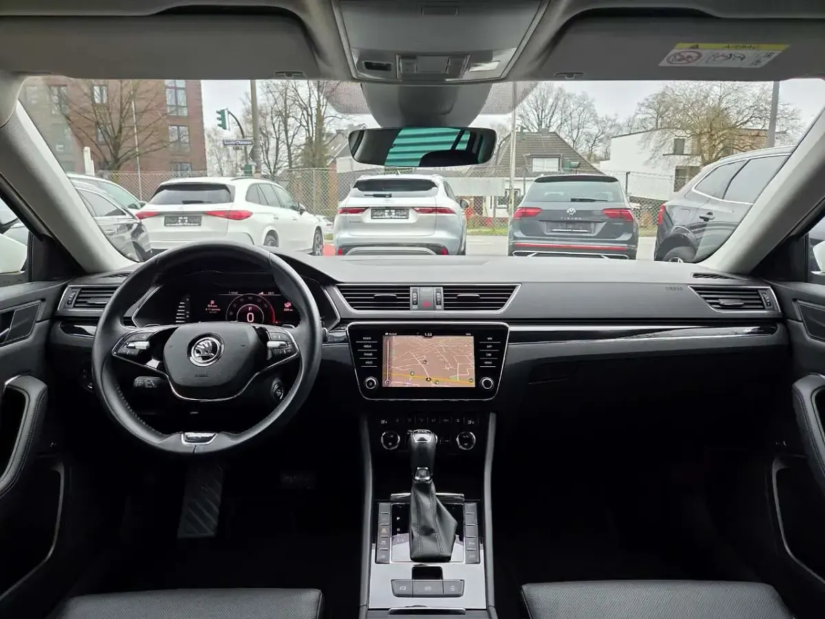 Gebraucht Skoda Superb LAURIN & KLEMENT 218 PS (160 kW) 2021 Weiß Kombi