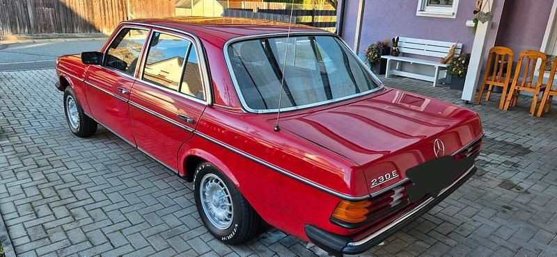 Gebraucht Mercedes E230 136 PS (100 kW) 1984 Rot Limousine