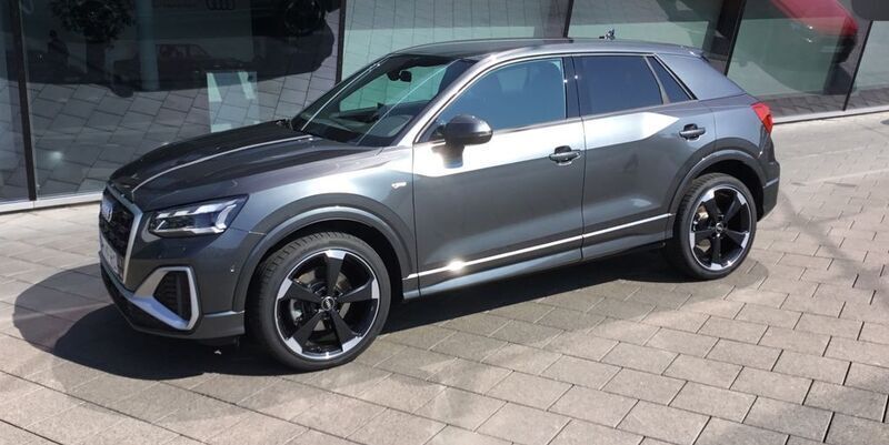 Grau Gebraucht 2024 Audi Q2 S-Line SUV | 39.900 € (Etwas zu teuer) - Bild 1/4