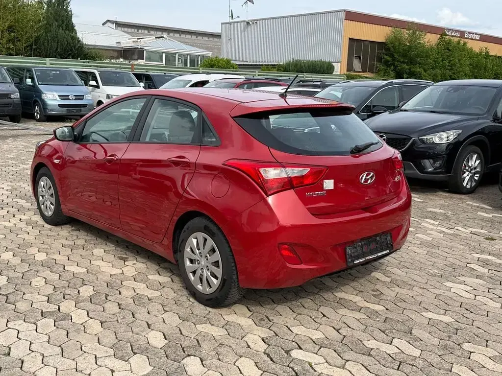 Gebraucht Hyundai i30 101 PS (74 kW) 2016 Rot Limousine