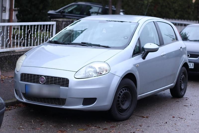 Grau Gebraucht 2009 Fiat Grande Punto Kleinwagen | 1.200 € - Bild 1/4