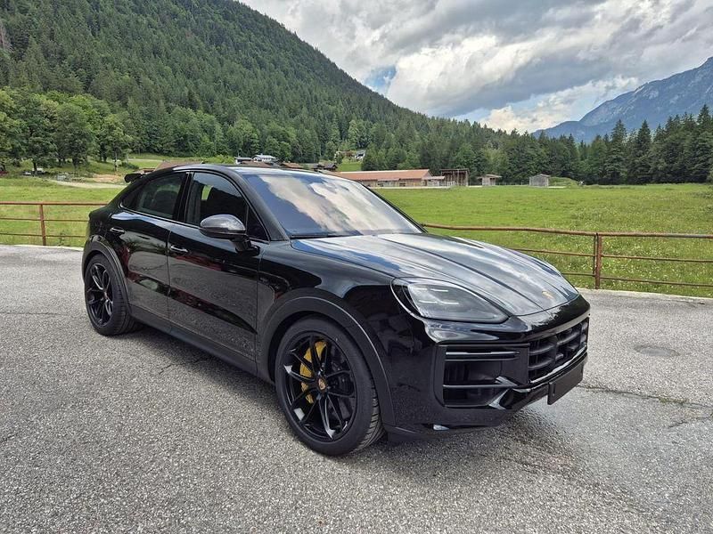 Schwarz Neu 2025 Porsche Cayenne Turbo E-Hybrid SUV | 246.900 € - Bild 1/4