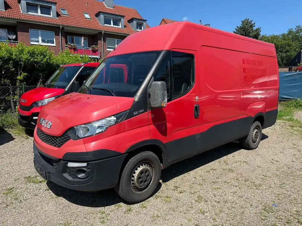 Gebraucht Iveco Daily 126 PS (92 kW) 2016 Rot Van / Kleinbus