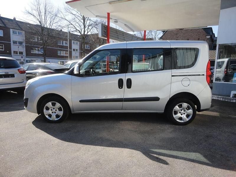 Gebraucht Opel Combo Edition 90 PS (66 kW) 2013 Silber Van / Kleinbus