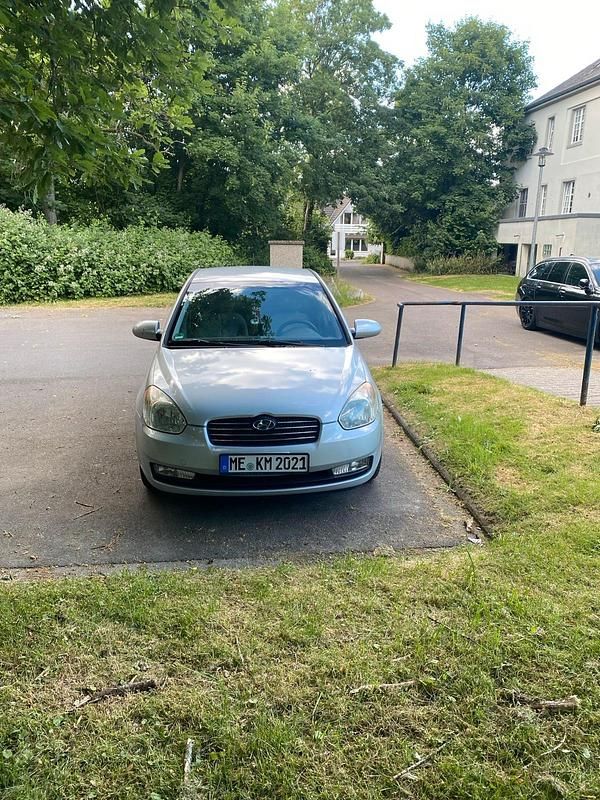 Silber Gebraucht 2008 Hyundai Accent Limousine | 3.000 € (Fairer Preis) - Bild 1/4
