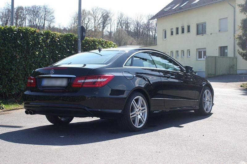 Gebraucht Mercedes E250 AMG 204 PS (150 kW) 2011 Schwarz Coupé
