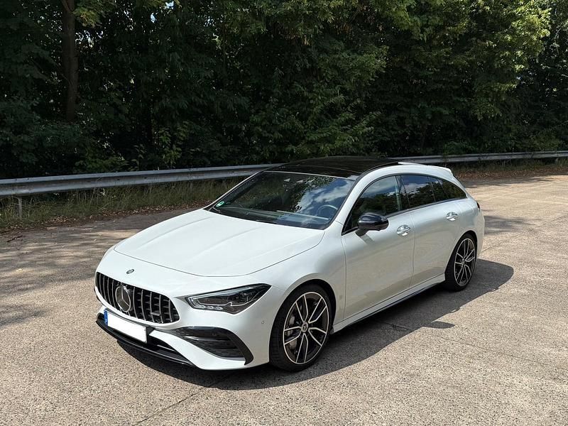 Weiß Gebraucht 2024 Mercedes CLA35 AMG Shooting Brake Premium Plus Kombi | 43.990 € (Fairer Preis) - Bild 1/4