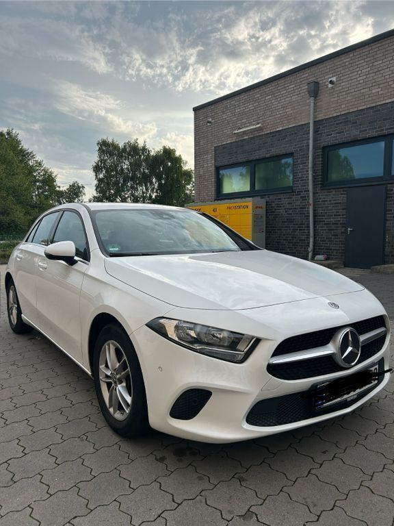 Weiß Gebraucht 2019 Mercedes A180 Limousine | 21.200 € (Fairer Preis) - Bild 1/4