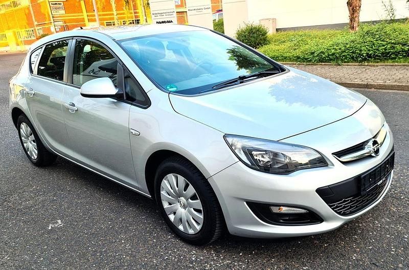 Gebraucht Opel Astra Edition 116 PS (85 kW) 2012 Silber Limousine