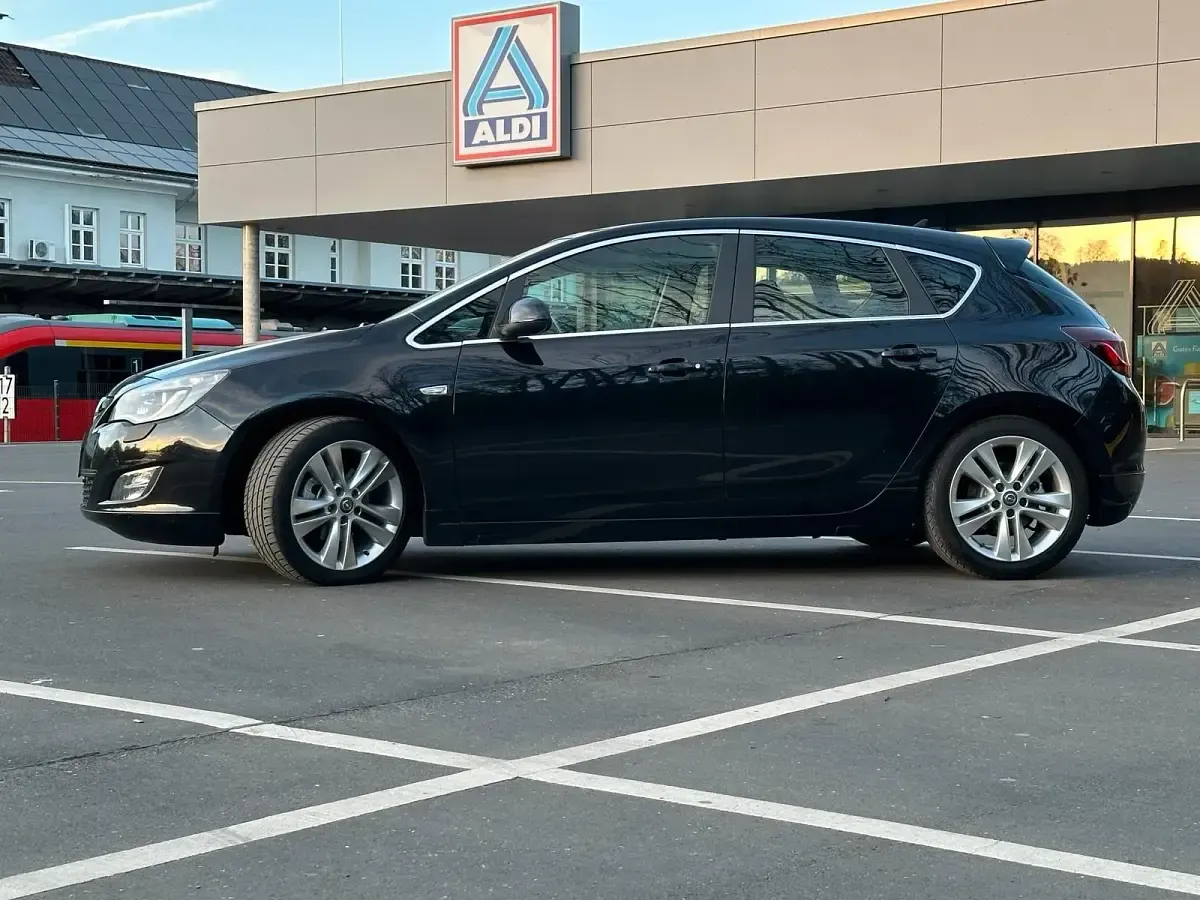 Usata Opel Astra 110 CV (80 kW) 2011 Nero Utilitaria