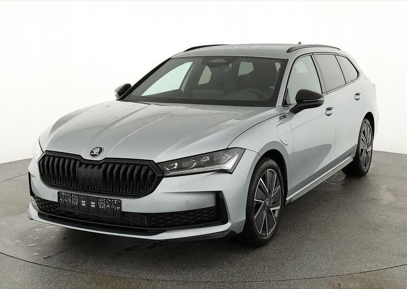 Stone silver metallic Neu 2025 Skoda Superb SportLine Kombi | 49.495 € (Fairer Preis) - Bild 1/4