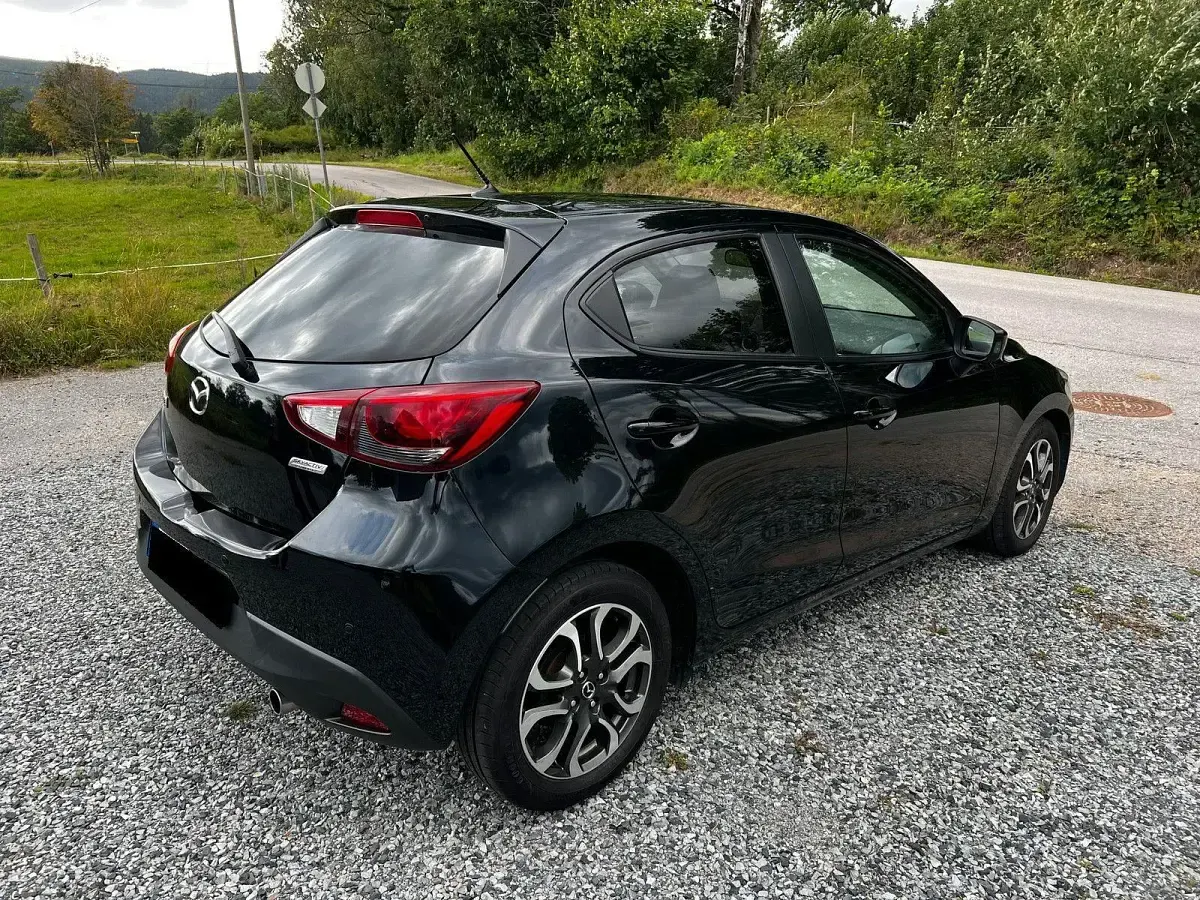 Gebraucht Mazda 2 Exclusive-Line 90 PS (66 kW) 2015 Schwarz Limousine