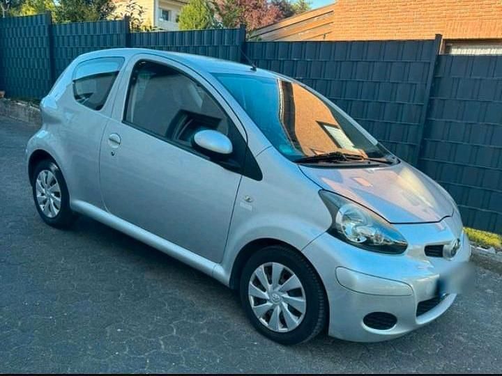 Silber Gebraucht 2010 Toyota Aygo Kleinwagen | 1.500 € (Fairer Preis) - Bild 1/4
