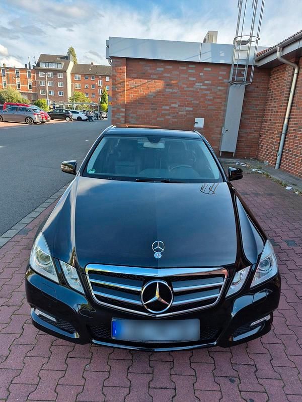 Schwarz Gebraucht 2010 Mercedes E250 Limousine | 12.850 € (Fairer Preis) - Bild 1/4