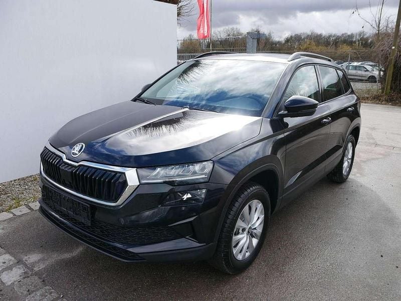 Neu Skoda Karoq Selection 150 PS (110 kW) 2025 Blackmagic perleffekt SUV