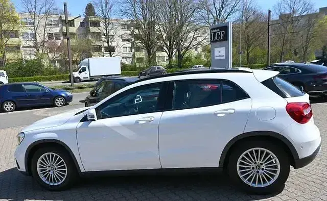 Gebraucht Mercedes GLA200 136 PS (100 kW) 2018 Polarweiss SUV