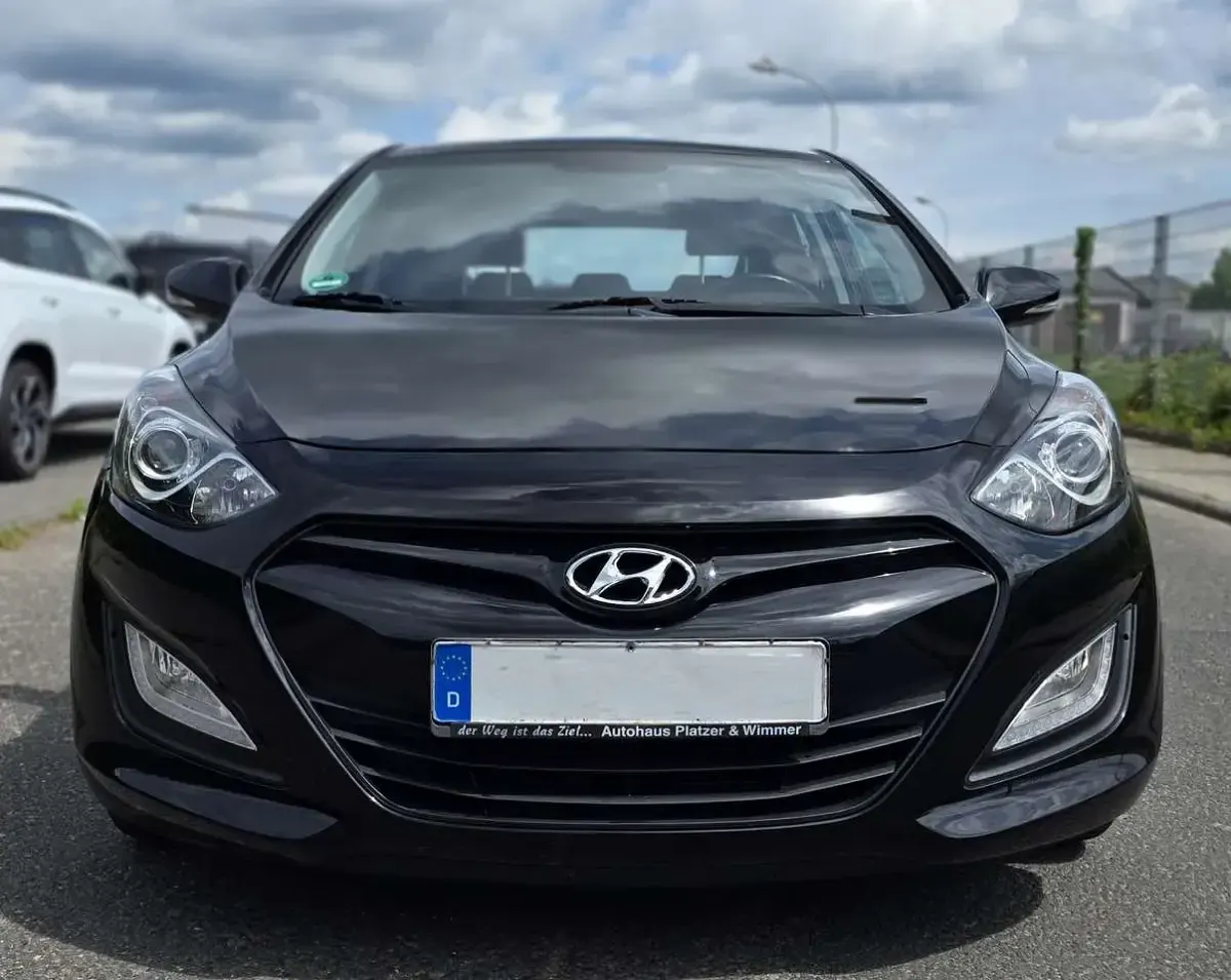 Gebraucht Hyundai i30 99 PS (72 kW) 2015 Schwarz Limousine