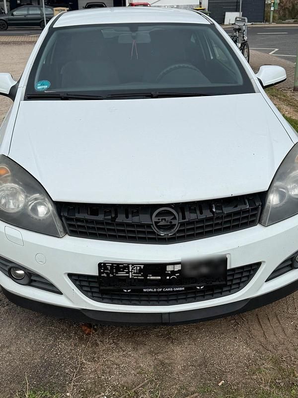 Weiß Gebraucht 2009 Opel Astra GTC Coupé | 1.950 € (Superpreis) - Bild 1/4