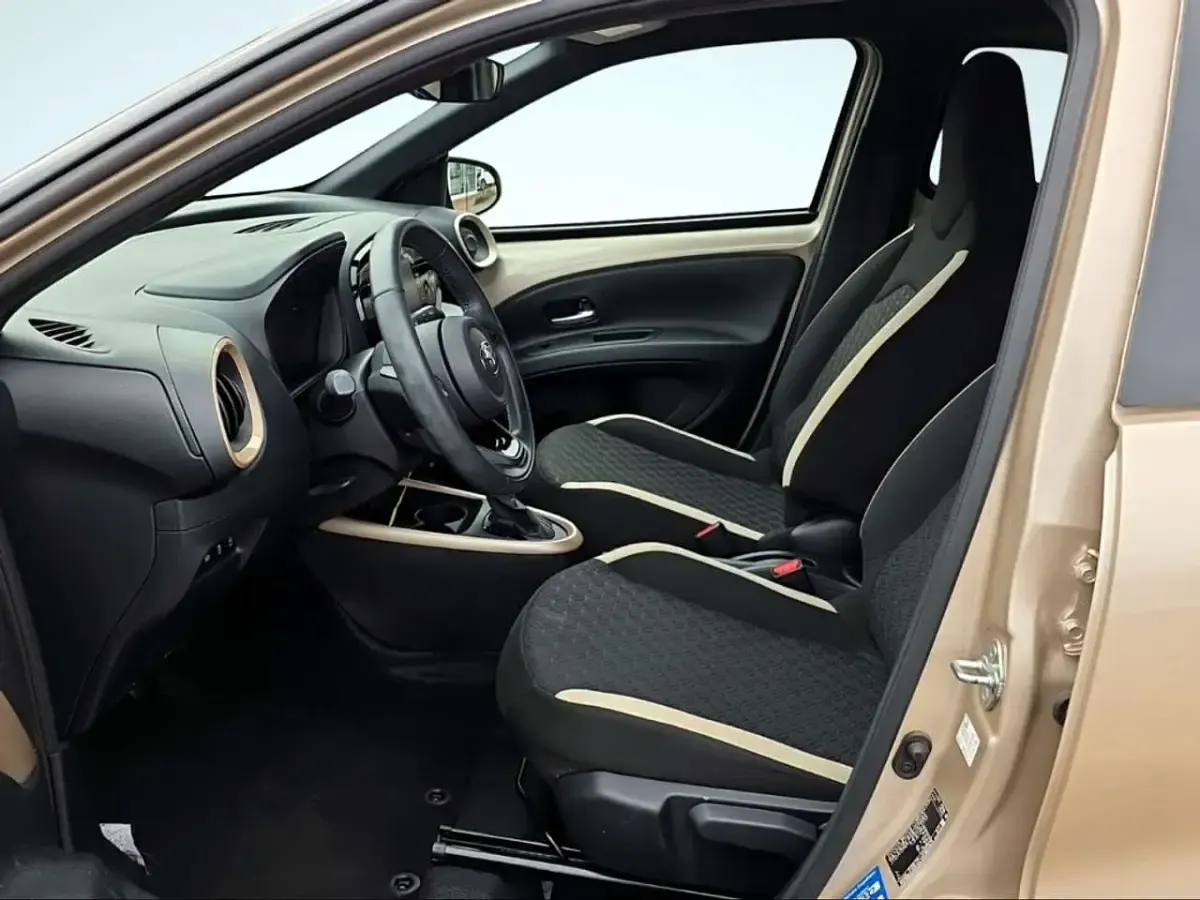 Gebraucht Toyota Aygo X Pulse 72 PS (52 kW) 2023 Ginger beige metallic/ night sky black SUV