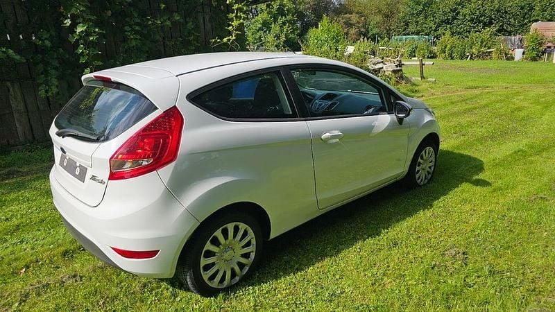 Gebraucht Ford Fiesta 60 PS (44 kW) 2009 Weiß Limousine