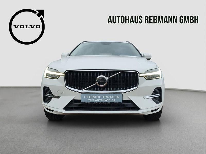 Gebraucht Volvo XC60 Core 197 PS (144 kW) 2024 Crystal white / metallic SUV