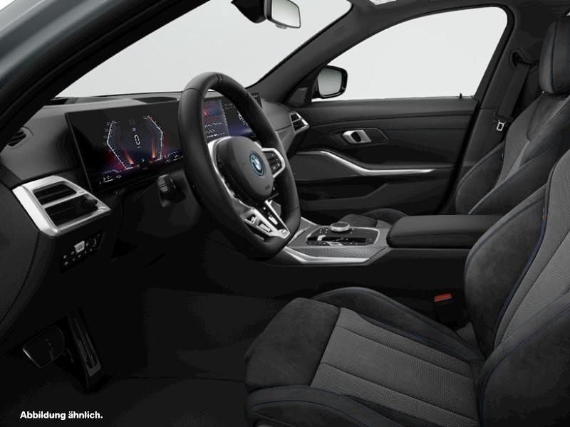 Grau Gebraucht 2024 BMW 330e Kombi | 53.580 € - Bild 1/1