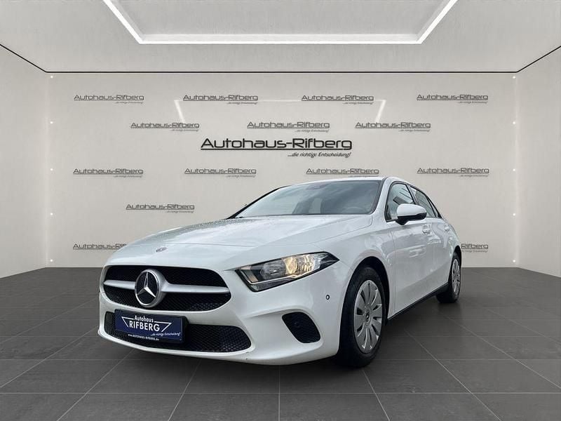 Weiß Gebraucht 2019 Mercedes A160 Business Limousine | 13.890 € (Fairer Preis) - Bild 1/4