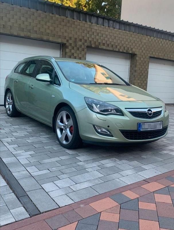 Grün Gebraucht 2012 Opel Astra Kombi | 4.800 € (Teuer) - Bild 1/4