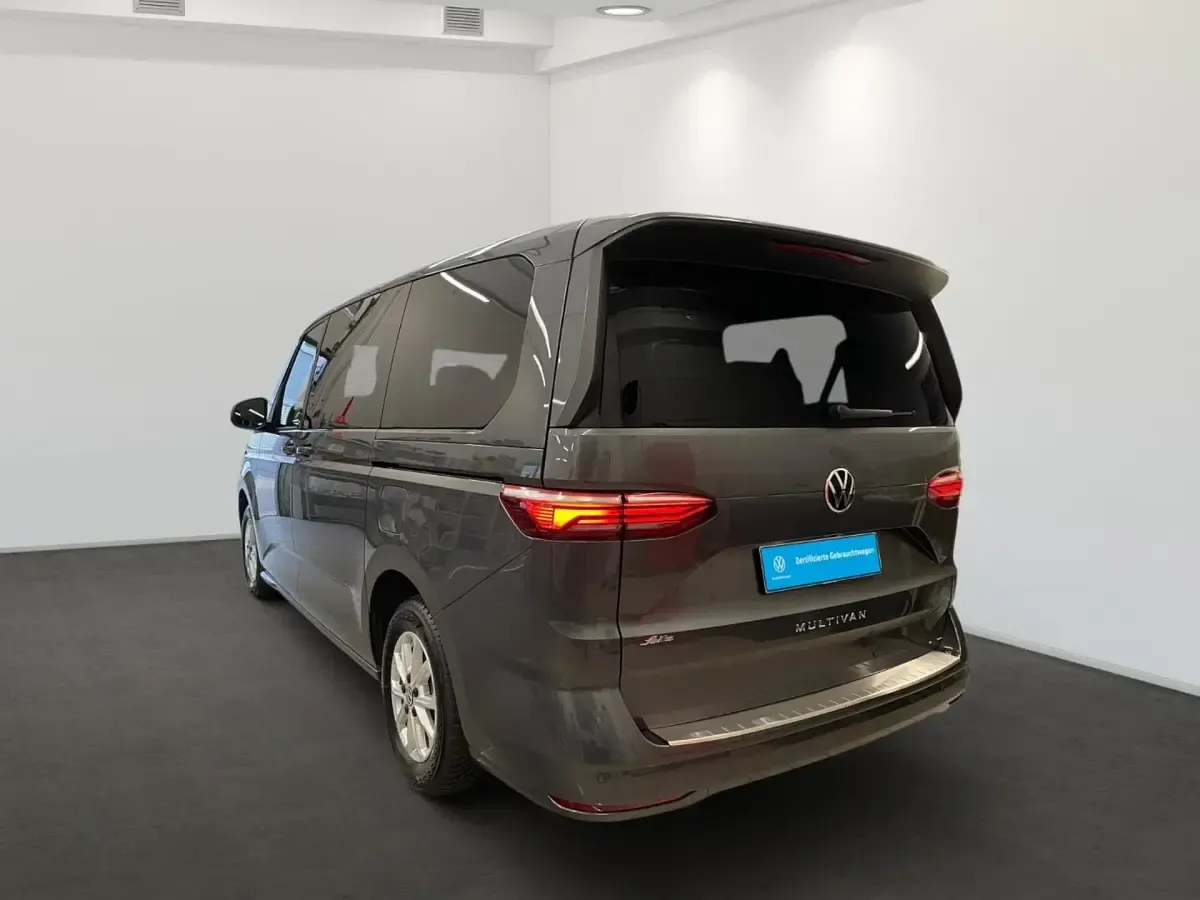 Gebraucht VW Multivan Life 150 PS (110 kW) 2024 Grau Van / Kleinbus