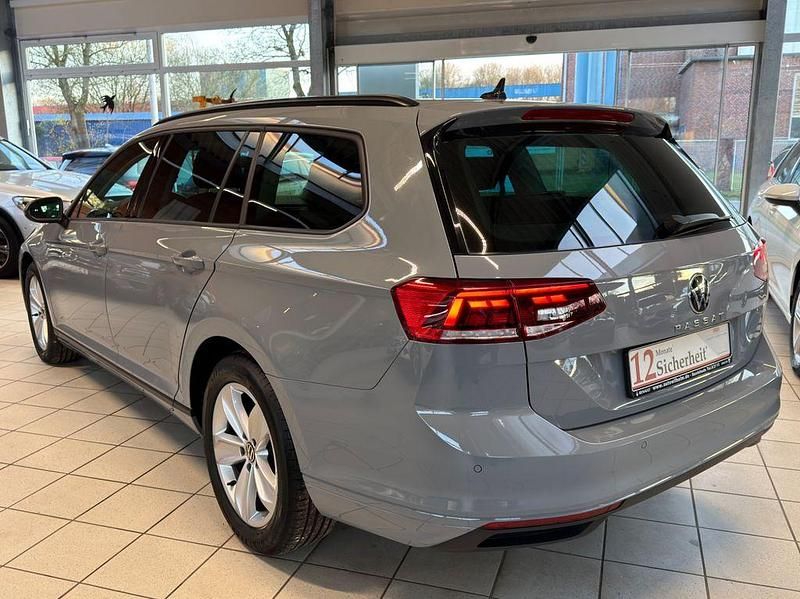 Gebraucht VW Passat R 150 PS (110 kW) 2022 Grau Kombi