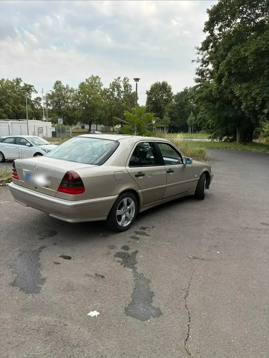 Gebraucht Mercedes C200 Classic 136 PS (100 kW) 1998 Gold Limousine