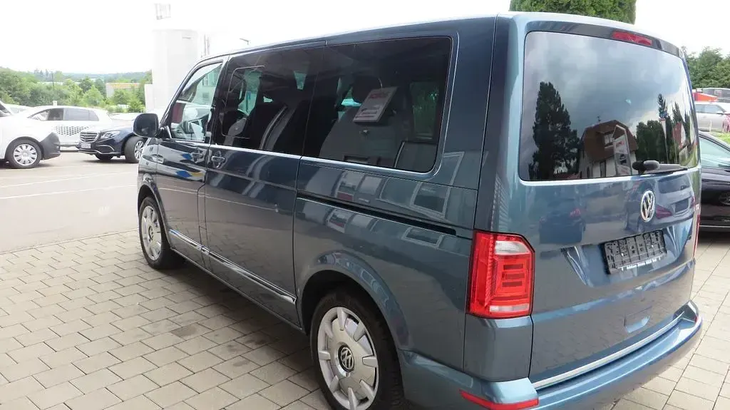 Second-hand VW Multivan 204 CP (150 kW) 2016 Verde Monovolum