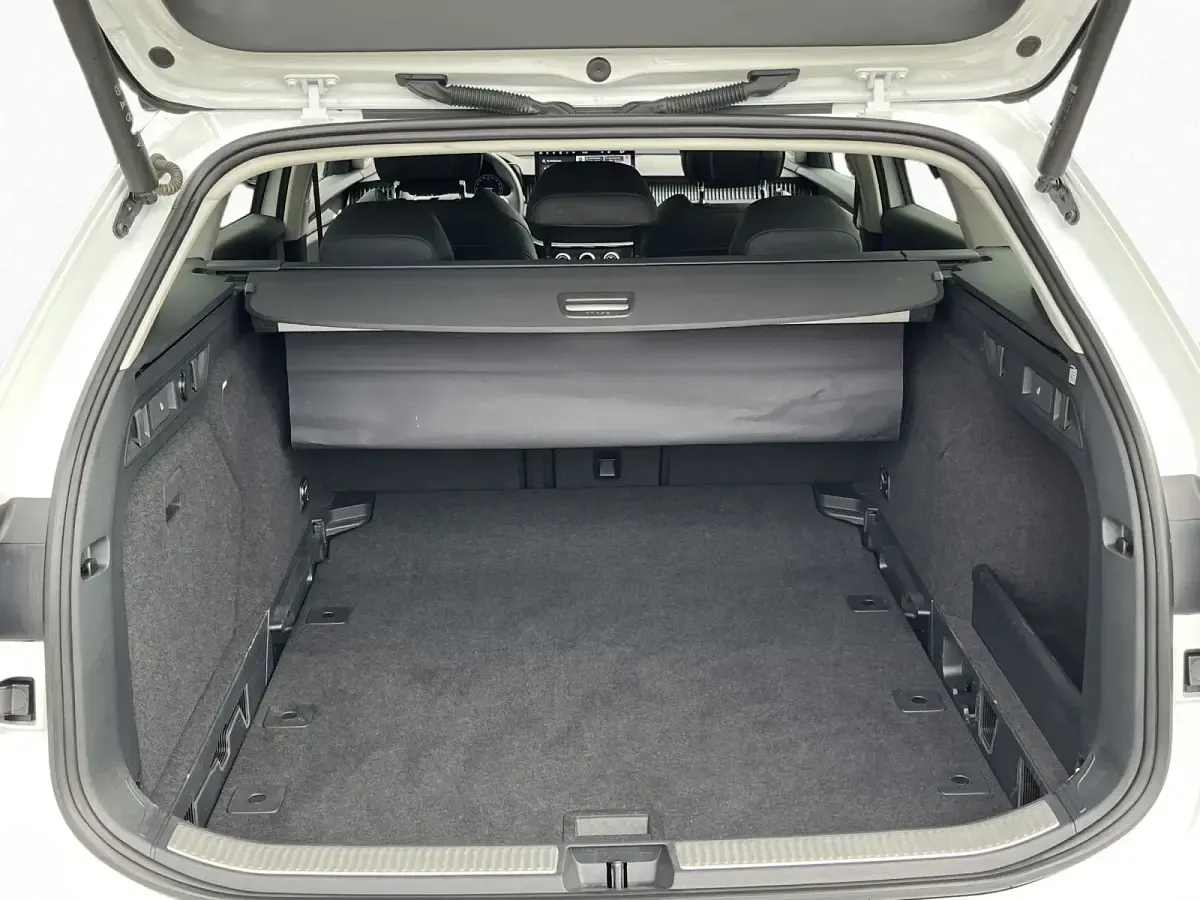 Gebraucht Skoda Superb Selection 150 PS (110 kW) 2024 Kristallweiß uni Kombi