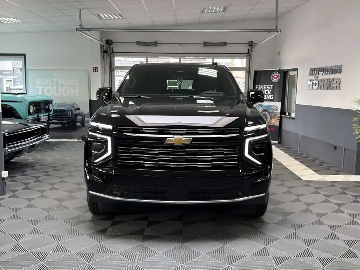 Neu Chevrolet Suburban 420 PS (308 kW) 2026 Schwarz SUV