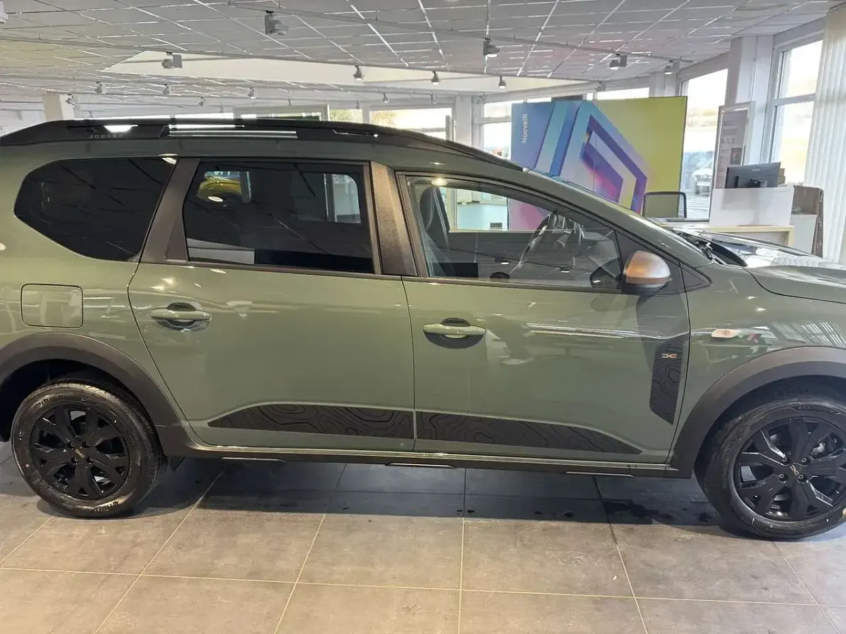 Gebraucht Dacia Jogger Extreme 110 PS (80 kW) 2026 Safarigrüngrau Van / Kleinbus