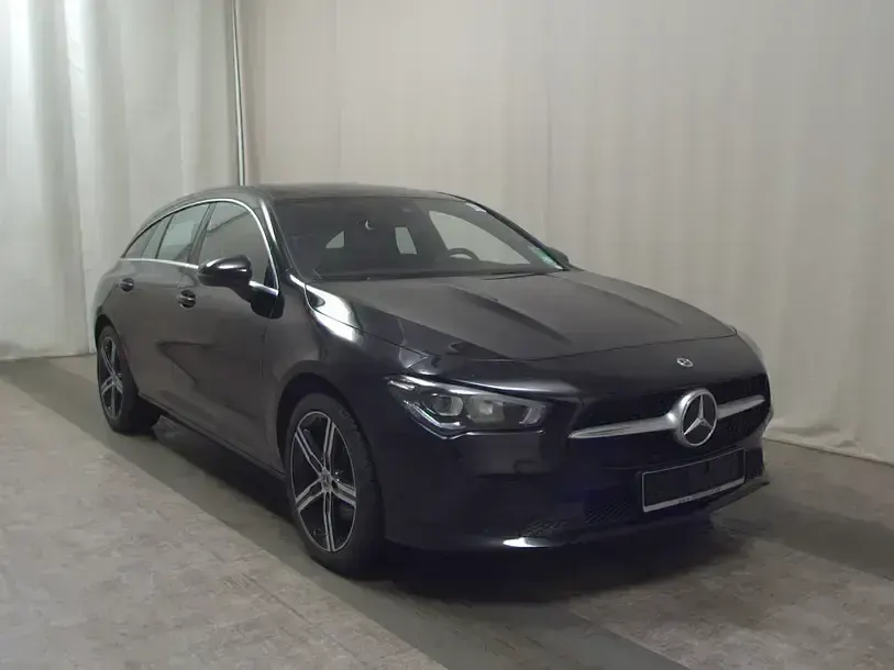 Gebraucht Mercedes CLA200 Shooting Brake 150 PS (110 kW) 2023 Schwarz Kombi