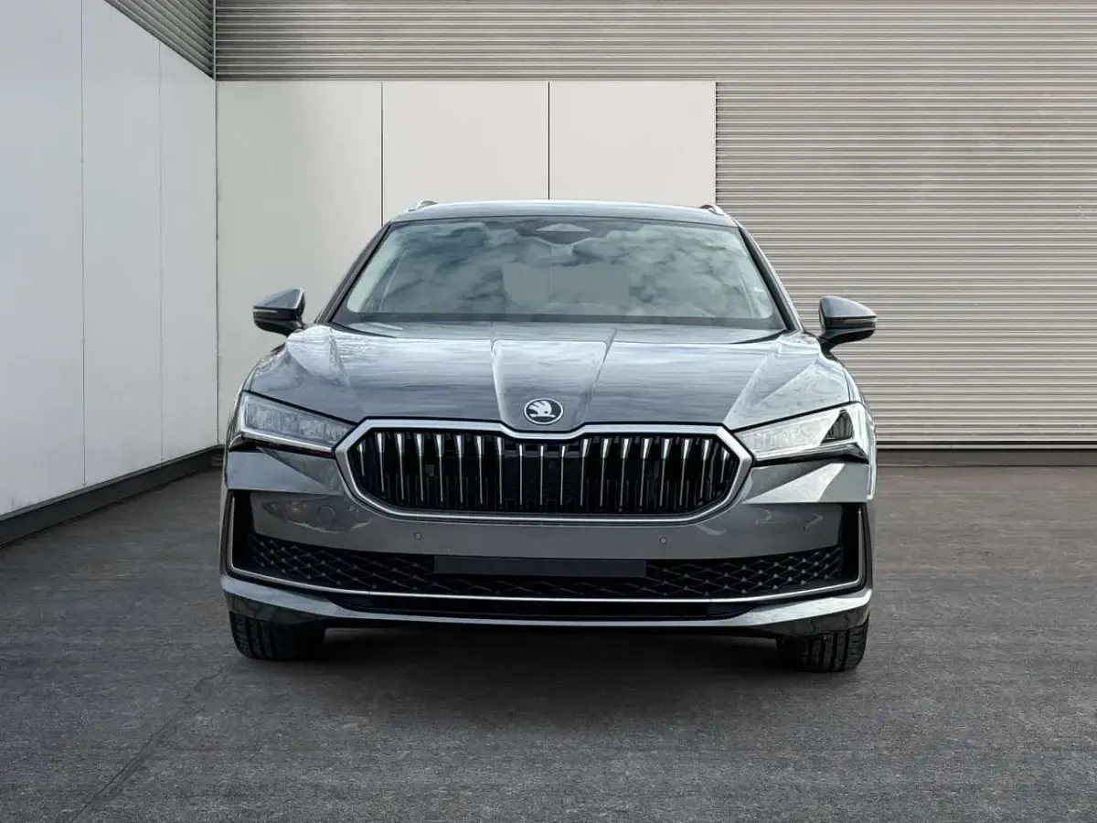 Neu Skoda Superb Selection 193 PS (141 kW) 2025 Graphitegrau metallic Kombi