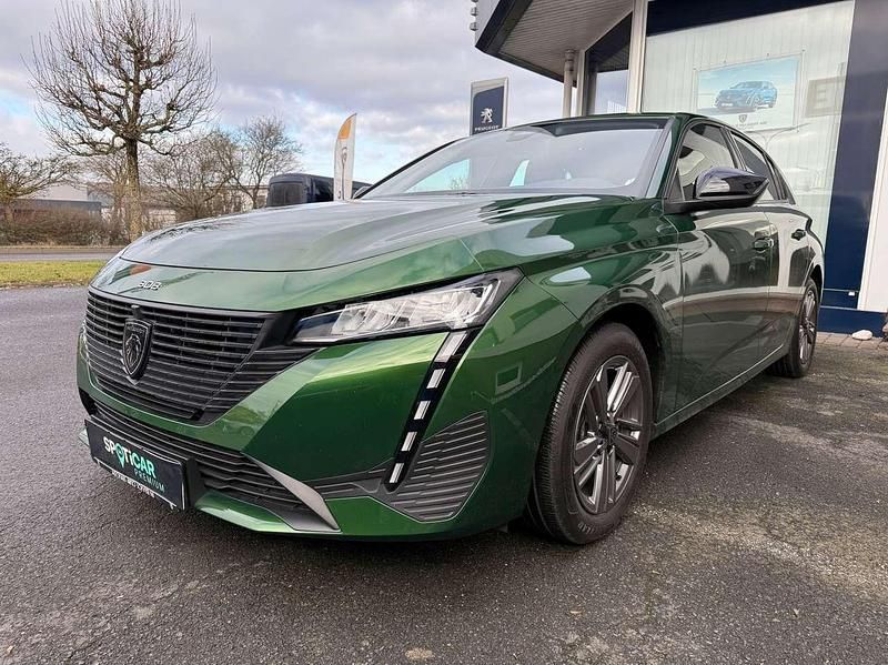 Olivine grün metallic Gebraucht 2023 Peugeot 308 Active Kleinwagen | 19.990 € (Fairer Preis) - Bild 1/4