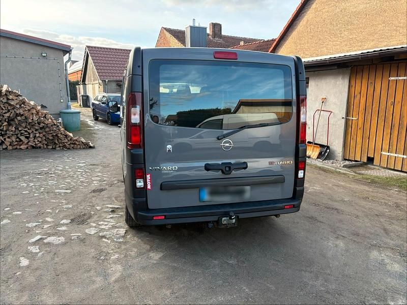 Gebraucht Opel Vivaro 145 PS (106 kW) 2017 Grau Van / Kleinbus