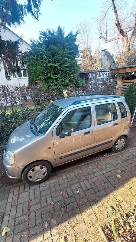 Silber Gebraucht 2007 Suzuki Wagon R+ Style Kombi | 900 € - Bild 1/4