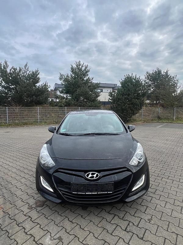 Gebraucht Hyundai i30 99 PS (72 kW) 2013 Schwarz Limousine