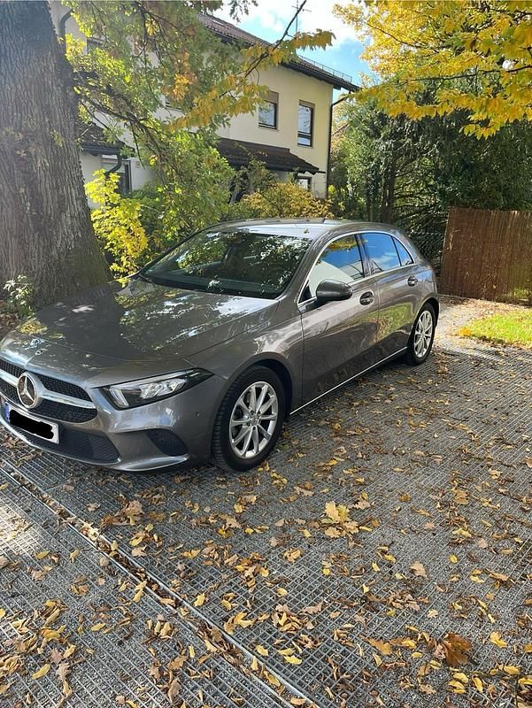 Grau Gebraucht 2021 Mercedes A200 Progressive Kleinwagen | 23.900 € (Fairer Preis) - Bild 1/4