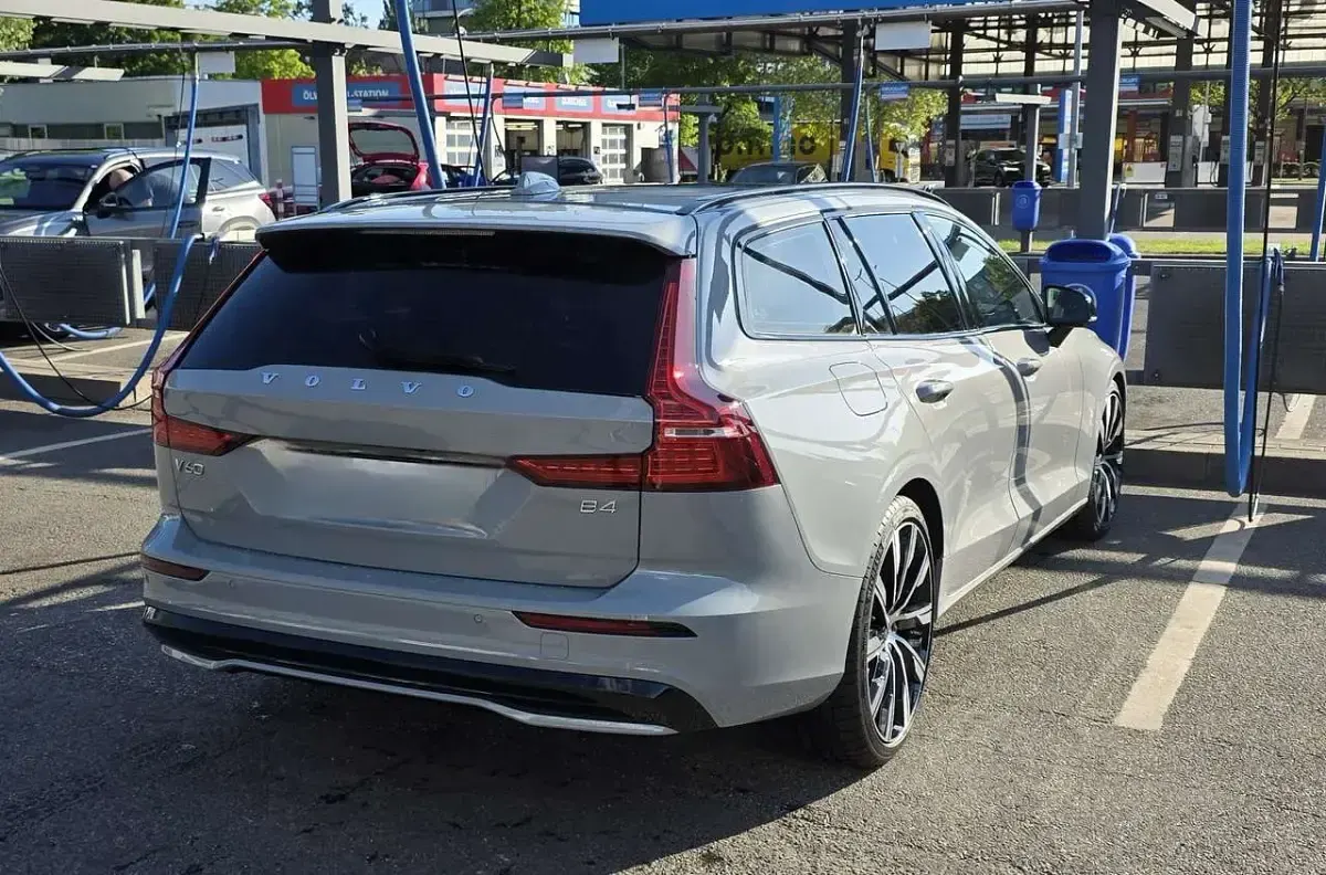 Gebraucht Volvo V60 Plus 197 PS (144 kW) 2024 Grau Kombi