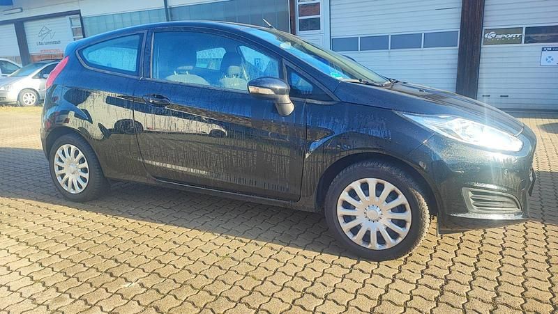 Schwarz Gebraucht 2017 Ford Fiesta Celebration Kleinwagen | 6.500 € (Guter Preis) - Bild 1/4